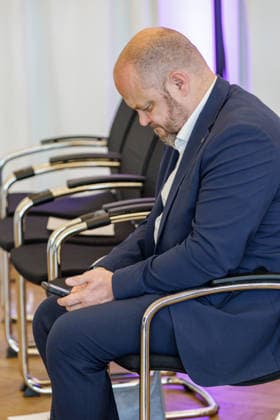 27.07.2026. Düsseldorf. Der Oberbürgermeister der Stadt Aachen Dr. Michael Ziemons beim Pressegespräch zur Reit WM 2026 in Aachen. Vom 11. bis 23. August 2026 verwandelt sich der Allianz Park Aachen für die FEI World Championships in eine Bühne für Gold, Silber und Bronze in sechs Disziplinen. Die Stadt Aachen und ganz Nordrhein-Westfalen sind Gastgeber für Athletinnen und Athleten aus mehr als 60 Nationen und über eine halbe Millionen Besucherinnen und Besucher. Erstmals wird auch der Para-Reitsport bei einer Reit-Weltmeisterschaft integriert. Düsseldorf Staatskanzlei, Horionplatz 1 Nordrhein-Westfalen Deutschland *** July 27, 2026, Düsseldorf: Dr. Michael Ziemons, Mayor of Aachen, at a press conference for the 2026 World Equestr