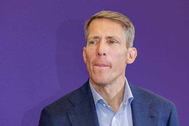 27.07.2026. Düsseldorf. Springreit-Weltmeister Henrik von Eckermann beim Pressegespräch zur Reit WM 2026 in Aachen. Vom 11. bis 23. August 2026 verwandelt sich der Allianz Park Aachen für die FEI World Championships in eine Bühne für Gold, Silber und Bronze in sechs Disziplinen. Die Stadt Aachen und ganz Nordrhein-Westfalen sind Gastgeber für Athletinnen und Athleten aus mehr als 60 Nationen und über eine halbe Millionen Besucherinnen und Besucher. Erstmals wird auch der Para-Reitsport bei einer Reit-Weltmeisterschaft integriert. Düsseldorf Staatskanzlei, Horionplatz 1 Nordrhein-Westfalen Deutschland *** July 27, 2026 Düsseldorf Show Jumping World Champion Henrik von Eckermann at a press conference for the 2026 World Equestrian Gam