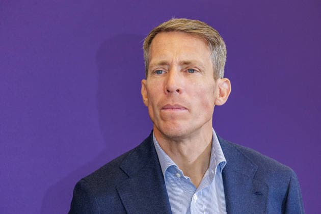 27.07.2026. Düsseldorf. Springreit-Weltmeister Henrik von Eckermann beim Pressegespräch zur Reit WM 2026 in Aachen. Vom 11. bis 23. August 2026 verwandelt sich der Allianz Park Aachen für die FEI World Championships in eine Bühne für Gold, Silber und Bronze in sechs Disziplinen. Die Stadt Aachen und ganz Nordrhein-Westfalen sind Gastgeber für Athletinnen und Athleten aus mehr als 60 Nationen und über eine halbe Millionen Besucherinnen und Besucher. Erstmals wird auch der Para-Reitsport bei einer Reit-Weltmeisterschaft integriert. Düsseldorf Staatskanzlei, Horionplatz 1 Nordrhein-Westfalen Deutschland *** July 27, 2026 Düsseldorf Show Jumping World Champion Henrik von Eckermann at a press conference for the 2026 World Equestrian Gam