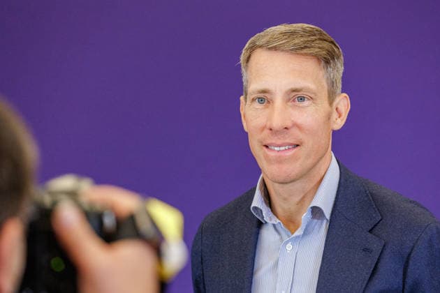 27.07.2026. Düsseldorf. Springreit-Weltmeister Henrik von Eckermann beim Pressegespräch zur Reit WM 2026 in Aachen. Vom 11. bis 23. August 2026 verwandelt sich der Allianz Park Aachen für die FEI World Championships in eine Bühne für Gold, Silber und Bronze in sechs Disziplinen. Die Stadt Aachen und ganz Nordrhein-Westfalen sind Gastgeber für Athletinnen und Athleten aus mehr als 60 Nationen und über eine halbe Millionen Besucherinnen und Besucher. Erstmals wird auch der Para-Reitsport bei einer Reit-Weltmeisterschaft integriert. Düsseldorf Staatskanzlei, Horionplatz 1 Nordrhein-Westfalen Deutschland *** July 27, 2026 Düsseldorf Show Jumping World Champion Henrik von Eckermann at a press conference for the 2026 World Equestrian Gam