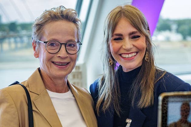 27.07.2026. Düsseldorf. (l-r) Die erfolgreichste Dressurreiterin der Welt Isabell Werth und Sportjournalistin Julia Kleine beim Pressegespräch zur Reit WM 2026 in Aachen. Vom 11. bis 23. August 2026 verwandelt sich der Allianz Park Aachen für die FEI World Championships in eine Bühne für Gold, Silber und Bronze in sechs Disziplinen. Die Stadt Aachen und ganz Nordrhein-Westfalen sind Gastgeber für Athletinnen und Athleten aus mehr als 60 Nationen und über eine halbe Millionen Besucherinnen und Besucher. Erstmals wird auch der Para-Reitsport bei einer Reit-Weltmeisterschaft integriert. Düsseldorf Staatskanzlei, Horionplatz 1 Nordrhein-Westfalen Deutschland *** July 27, 2026, Düsseldorf The world’s most successful dressage rider, Is