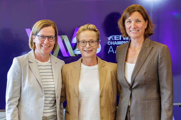 27.07.2026. Düsseldorf. (l-r) Birgit Rosenberg, Isabell Werth und Stefanie Peters beim Pressegespräch zur Reit WM 2026 in Aachen. Vom 11. bis 23. August 2026 verwandelt sich der Allianz Park Aachen für die FEI World Championships in eine Bühne für Gold, Silber und Bronze in sechs Disziplinen. Die Stadt Aachen und ganz Nordrhein-Westfalen sind Gastgeber für Athletinnen und Athleten aus mehr als 60 Nationen und über eine halbe Millionen Besucherinnen und Besucher. Erstmals wird auch der Para-Reitsport bei einer Reit-Weltmeisterschaft integriert. Düsseldorf Staatskanzlei, Horionplatz 1 Nordrhein-Westfalen Deutschland *** July 27, 2026, Düsseldorf Birgit Rosenberg, Isabell Werth and Stefanie Peters at the press conference for the 202