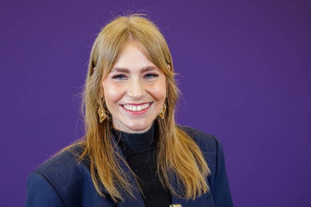 27.07.2026. Düsseldorf. Sportjournalistin Julia Kleine beim Pressegespräch zur Reit WM 2026 in Aachen. Vom 11. bis 23. August 2026 verwandelt sich der Allianz Park Aachen für die FEI World Championships in eine Bühne für Gold, Silber und Bronze in sechs Disziplinen. Die Stadt Aachen und ganz Nordrhein-Westfalen sind Gastgeber für Athletinnen und Athleten aus mehr als 60 Nationen und über eine halbe Millionen Besucherinnen und Besucher. Erstmals wird auch der Para-Reitsport bei einer Reit-Weltmeisterschaft integriert. Düsseldorf Staatskanzlei, Horionplatz 1 Nordrhein-Westfalen Deutschland *** July 27, 2026, Düsseldorf: Sports journalist Julia Kleine at the press conference for the 2026 World Equestrian Games in Aachen. From August 1