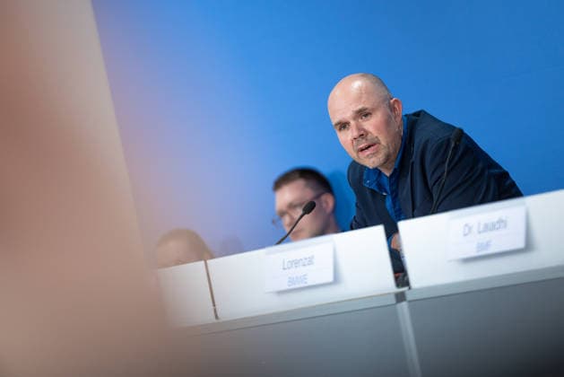 regierungspressekonferenz Deutschland, Berlin am 27. Juli 2026: Dominik Lenz Pressesprecher der Bundesministerium für Familie, Senioren, Frauen und Jugend (BMBFSFJ) stellt sich in der Bundespressekonferenz den Fragen der Presse. *** German Government Press Conference, Berlin, July 27, 2026: Dominik Lenz, press secretary for the Federal Ministry for Family Affairs, Senior Citizens, Women, and Youth (BMBFSFJ), answers questions from the press at the Federal Press Conference.