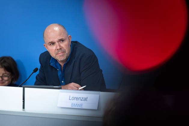 regierungspressekonferenz Deutschland, Berlin am 27. Juli 2026: Dominik Lenz Pressesprecher der Bundesministerium für Familie, Senioren, Frauen und Jugend (BMBFSFJ) stellt sich in der Bundespressekonferenz den Fragen der Presse. *** German Government Press Conference, Berlin, July 27, 2026: Dominik Lenz, press secretary for the Federal Ministry for Family Affairs, Senior Citizens, Women, and Youth (BMBFSFJ), answers questions from the press at the Federal Press Conference.