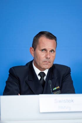 regierungspressekonferenz Deutschland, Berlin am 27. Juli 2026: Fregattenkapitän Göran Swistek, Sprecher im Verteidigungsministerium(BMVg) stellt sich in der Bundespressekonferenz den Fragen der Presse. *** German Government Press Conference, Berlin, July 27, 2026: Commander Göran Swistek, spokesperson for the Federal Ministry of Defense (BMVg), answers questions from the press at the Federal Press Conference