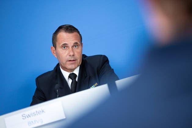 regierungspressekonferenz Deutschland, Berlin am 27. Juli 2026: Fregattenkapitän Göran Swistek, Sprecher im Verteidigungsministerium(BMVg) stellt sich in der Bundespressekonferenz den Fragen der Presse. *** German Government Press Conference, Berlin, July 27, 2026: Commander Göran Swistek, spokesperson for the Federal Ministry of Defense (BMVg), answers questions from the press at the Federal Press Conference