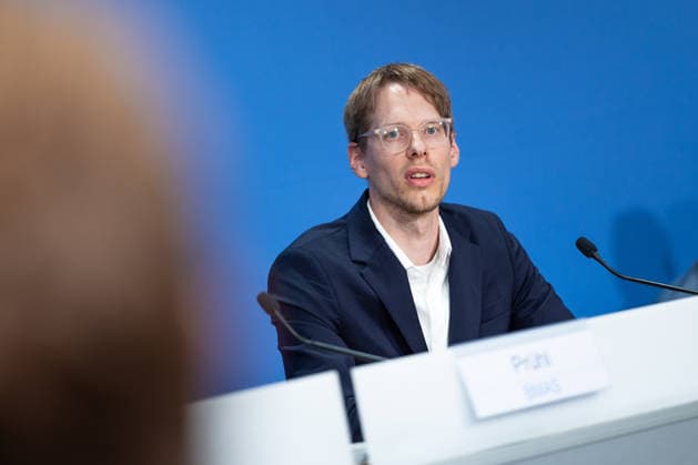 regierungspressekonferenz Deutschland, Berlin am 27. Juli 2026: Simon Köppl, Sprecher der Bundesumweltministerium stellt sich in der Bundespressekonferenz den Fragen der Presse. *** German Government Press Conference, Berlin, July 27, 2026: Simon Köppl, spokesperson for the Federal Ministry for the Environment, answers questions from the press at the Federal Press Conference