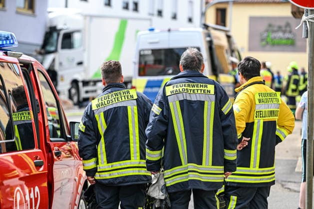 Schwerer Unfall in Waldstetten, Ein Lastwagen ist in der Donzdorfer Straße in Waldstetten gegen die Wand eines Hauses geprallt und steckt im Gebäude fest. Mindestens eine Person wurde verletzt. Die Ortsdurchfahrt ist aufgrund des Großeinsatzes vollständig gesperrt. Derzeit wird geprüft, ob das Gebäude einsturzgefährdet ist. Waldstetten Baden-Württemberg Deutschland Waldstetten *** Serious Accident in Waldstetten, A truck crashed into the wall of a house on Donzdorfer Straße in Waldstetten and is stuck inside the building. At least one person was injured. The road through town is completely closed due to the large-scale emergency response. Authorities are currently assessing whether the building is in danger of collapsing. Waldstette Copyright: x xonw-imagesx x-x