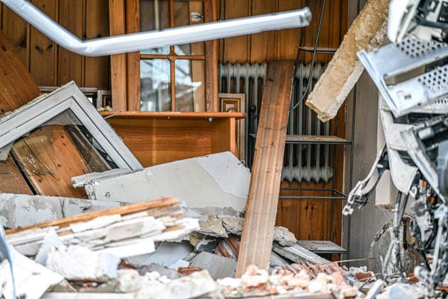 Schwerer Unfall in Waldstetten, Ein Lastwagen ist in der Donzdorfer Straße in Waldstetten gegen die Wand eines Hauses geprallt und steckt im Gebäude fest. Mindestens eine Person wurde verletzt. Die Ortsdurchfahrt ist aufgrund des Großeinsatzes vollständig gesperrt. Derzeit wird geprüft, ob das Gebäude einsturzgefährdet ist. Waldstetten Baden-Württemberg Deutschland Waldstetten *** Serious Accident in Waldstetten, A truck crashed into the wall of a house on Donzdorfer Straße in Waldstetten and is stuck inside the building. At least one person was injured. The road through town is completely closed due to the large-scale emergency response. Authorities are currently assessing whether the building is in danger of collapsing. Waldstette Copyright: x xonw-imagesx x-x