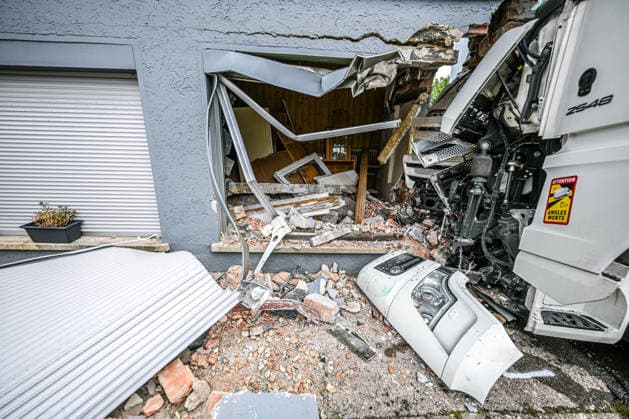 Schwerer Unfall in Waldstetten, Ein Lastwagen ist in der Donzdorfer Straße in Waldstetten gegen die Wand eines Hauses geprallt und steckt im Gebäude fest. Mindestens eine Person wurde verletzt. Die Ortsdurchfahrt ist aufgrund des Großeinsatzes vollständig gesperrt. Derzeit wird geprüft, ob das Gebäude einsturzgefährdet ist. Waldstetten Baden-Württemberg Deutschland Waldstetten *** Serious Accident in Waldstetten, A truck crashed into the wall of a house on Donzdorfer Straße in Waldstetten and is stuck inside the building. At least one person was injured. The road through town is completely closed due to the large-scale emergency response. Authorities are currently assessing whether the building is in danger of collapsing. Waldstette Copyright: x xonw-imagesx x-x