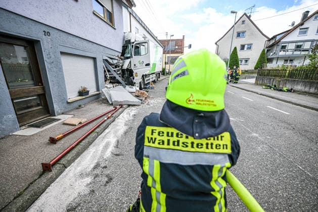 Schwerer Unfall in Waldstetten, Ein Lastwagen ist in der Donzdorfer Straße in Waldstetten gegen die Wand eines Hauses geprallt und steckt im Gebäude fest. Mindestens eine Person wurde verletzt. Die Ortsdurchfahrt ist aufgrund des Großeinsatzes vollständig gesperrt. Derzeit wird geprüft, ob das Gebäude einsturzgefährdet ist. Waldstetten Baden-Württemberg Deutschland Waldstetten *** Serious Accident in Waldstetten, A truck crashed into the wall of a house on Donzdorfer Straße in Waldstetten and is stuck inside the building. At least one person was injured. The road through town is completely closed due to the large-scale emergency response. Authorities are currently assessing whether the building is in danger of collapsing. Waldstette Copyright: x xonw-imagesx x-x