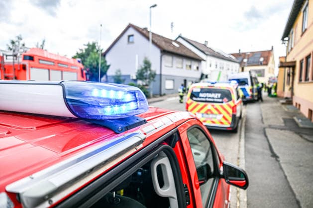 Schwerer Unfall in Waldstetten, Ein Lastwagen ist in der Donzdorfer Straße in Waldstetten gegen die Wand eines Hauses geprallt und steckt im Gebäude fest. Mindestens eine Person wurde verletzt. Die Ortsdurchfahrt ist aufgrund des Großeinsatzes vollständig gesperrt. Derzeit wird geprüft, ob das Gebäude einsturzgefährdet ist. Waldstetten Baden-Württemberg Deutschland Waldstetten *** Serious Accident in Waldstetten, A truck crashed into the wall of a house on Donzdorfer Straße in Waldstetten and is stuck inside the building. At least one person was injured. The road through town is completely closed due to the large-scale emergency response. Authorities are currently assessing whether the building is in danger of collapsing. Waldstette Copyright: x xonw-imagesx x-x
