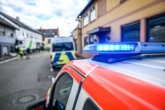 Schwerer Unfall in Waldstetten, Ein Lastwagen ist in der Donzdorfer Straße in Waldstetten gegen die Wand eines Hauses geprallt und steckt im Gebäude fest. Mindestens eine Person wurde verletzt. Die Ortsdurchfahrt ist aufgrund des Großeinsatzes vollständig gesperrt. Derzeit wird geprüft, ob das Gebäude einsturzgefährdet ist. Waldstetten Baden-Württemberg Deutschland Waldstetten *** Serious Accident in Waldstetten, A truck crashed into the wall of a house on Donzdorfer Straße in Waldstetten and is stuck inside the building. At least one person was injured. The road through town is completely closed due to the large-scale emergency response. Authorities are currently assessing whether the building is in danger of collapsing. Waldstette Copyright: x xonw-imagesx x-x
