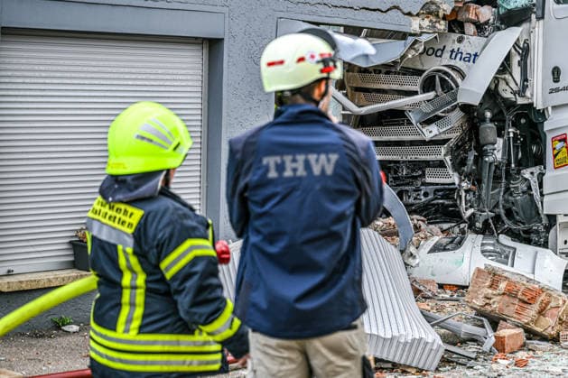 Schwerer Unfall in Waldstetten, Ein Lastwagen ist in der Donzdorfer Straße in Waldstetten gegen die Wand eines Hauses geprallt und steckt im Gebäude fest. Mindestens eine Person wurde verletzt. Die Ortsdurchfahrt ist aufgrund des Großeinsatzes vollständig gesperrt. Derzeit wird geprüft, ob das Gebäude einsturzgefährdet ist. Waldstetten Baden-Württemberg Deutschland Waldstetten *** Serious Accident in Waldstetten, A truck crashed into the wall of a house on Donzdorfer Straße in Waldstetten and is stuck inside the building. At least one person was injured. The road through town is completely closed due to the large-scale emergency response. Authorities are currently assessing whether the building is in danger of collapsing. Waldstette Copyright: x xonw-imagesx x-x