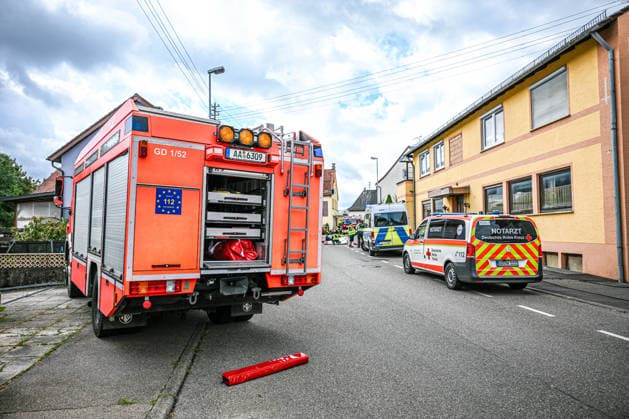 Schwerer Unfall in Waldstetten, Ein Lastwagen ist in der Donzdorfer Straße in Waldstetten gegen die Wand eines Hauses geprallt und steckt im Gebäude fest. Mindestens eine Person wurde verletzt. Die Ortsdurchfahrt ist aufgrund des Großeinsatzes vollständig gesperrt. Derzeit wird geprüft, ob das Gebäude einsturzgefährdet ist. Waldstetten Baden-Württemberg Deutschland Waldstetten *** Serious Accident in Waldstetten, A truck crashed into the wall of a house on Donzdorfer Straße in Waldstetten and is stuck inside the building. At least one person was injured. The road through town is completely closed due to the large-scale emergency response. Authorities are currently assessing whether the building is in danger of collapsing. Waldstette Copyright: x xonw-imagesx x-x