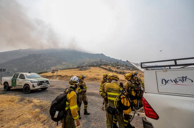 The fire in Ávila is now the largest in Spain’s history, having burned 55,000 hectares. Firefighters from the Regional Government of Castile and León are working to extinguish the blaze, as of July 27, 2026, in Mijares, Ávila, Castile and León, Spain. The Burgohondo forest fire in Ávila has burned 55,000 hectares, making it the largest fire on record in Spain. Currently, the operation is focused on two active zones of concern to firefighters: the Mijares Pass and the area surrounding the municipality of Casillas. July 27, 2026 Ávila, Castile and León, Spain  Copyright: xAlbertoxOrtegax 7689421