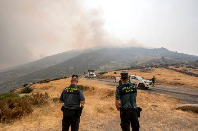 The fire in Ávila is now the largest in Spain’s history, having burned 55,000 hectares. Civil Guard officers are working to extinguish the wildfire, as of July 27, 2026, in Mijares, Ávila, Castile and León, Spain. The forest fire in Burgohondo, Ávila, has burned 55,000 hectares, making it the largest fire on record in Spain. Currently, the operation is focused on two active zones of concern to firefighters: the Mijares Pass and the area surrounding the municipality of Casillas. JULY 27, 2026 Ávila, Castile and León, Spain  Copyright: xAlbertoxOrtegax 7689434