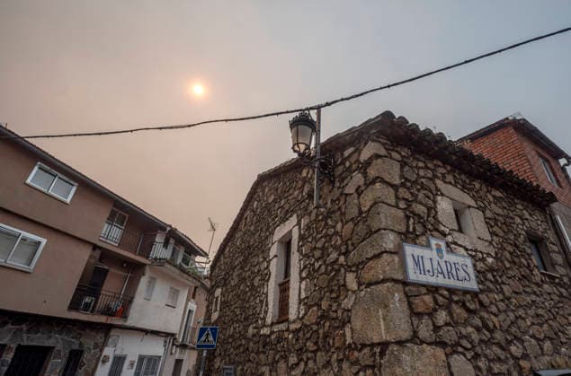The fire in Ávila is now the largest in Spain’s history, having burned 55,000 hectares. View of the town of Mijares on July 27, 2026, in Mijares, Ávila, Castile and León, Spain. The forest fire in Burgohondo, Ávila, has burned 55,000 hectares, making it the largest fire on record in Spain. Currently, firefighting efforts are focused on two active zones of concern to crews: the Mijares Pass and the area surrounding the municipality of Casillas. July 27, 2026 Ávila, Castile and León Ávila, Castile and León, Spain  Copyright: xAlbertoxOrtegax 7689435