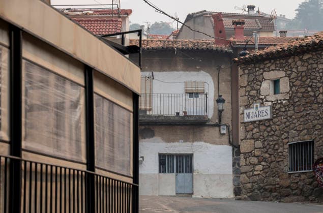 The fire in Ávila is now the largest in Spain’s history, having burned 55,000 hectares. View of the town of Mijares on July 27, 2026, in Mijares, Ávila, Castile and León, Spain. The forest fire in Burgohondo, Ávila, has burned 55,000 hectares, making it the largest fire on record in Spain. Currently, firefighting efforts are focused on two active zones of concern to crews: the Mijares Pass and the area surrounding the municipality of Casillas. July 27, 2026 Ávila, Castile and León Ávila, Castile and León, Spain  Copyright: xAlbertoxOrtegax 7689436