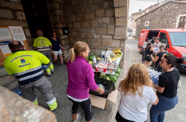 The fire in Ávila is now the largest in Spain’s history, having burned 55,000 hectares. Residents of the town of Mijares prepare food for emergency services personnel working to extinguish the fire, on July 27, 2026, in Mijares, Ávila, Castile and León, Spain. The forest fire in Burgohondo, Ávila, has burned 55,000 hectares, making it the largest fire on record in Spain. Currently, the operation is focused on two active zones of concern to firefighters: the Mijares Pass and the area surrounding the municipality of Casillas. July 27, 2026, Ávila, Castile and León, Ávila, Castile and León, Spain  Copyright: xAlbertoxOrtegax 7689439