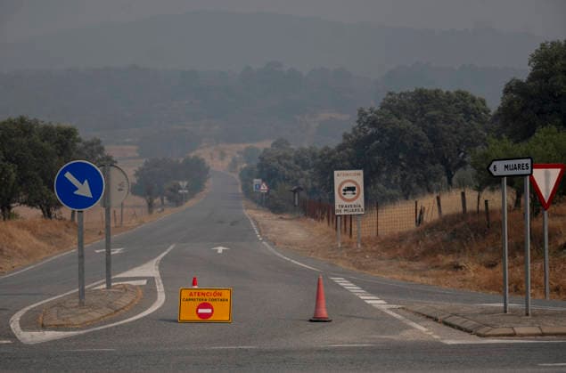 The fire in Ávila is now the largest in Spain’s history, having burned 55,000 hectares. A road blocked by the wildfire, on July 27, 2026, in Mijares, Ávila, Castile and León, Spain. The forest fire in Burgohondo, Ávila, has burned 55,000 hectares, making it the largest fire on record in Spain. Currently, firefighting efforts are focused on two active zones of concern to crews: the Mijares Pass and the area surrounding the municipality of Casillas. JULY 27, 2026 Ávila, Castile and León Ávila, Castile and León, Spain  Copyright: xAlbertoxOrtegax 7689440