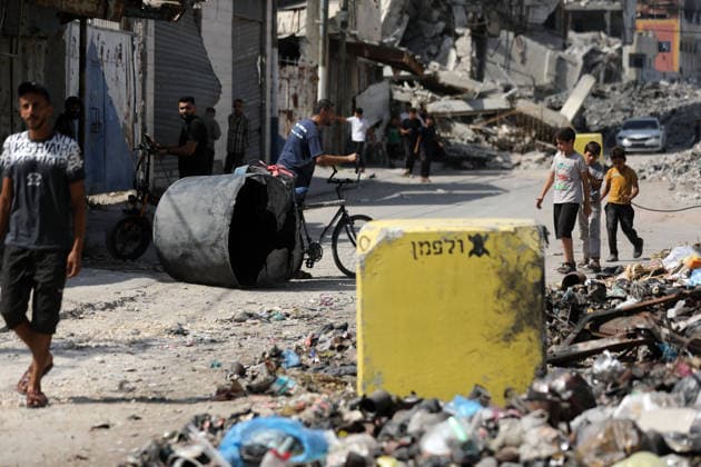Yellow concrete blocks mark expanded Israeli-controlled area in Shujaiya Yellow concrete blocks are seen in the Shujaiya neighborhood east of Gaza City, Gaza Strip, on July 27, 2026, following an Israeli ground incursion into the area. Residents said Israeli forces placed the blocks to expand the area under their control along what is locally known as the Yellow Line, as the military operation left widespread destruction in residential neighborhoods. Photo by Bilal Osama apaimages Gaza city Gaza Strip Palestinian Territory 270726_Gaza_BO_01(24) Copyright: xapaimagesxBilalxOsamax xapaimagesx