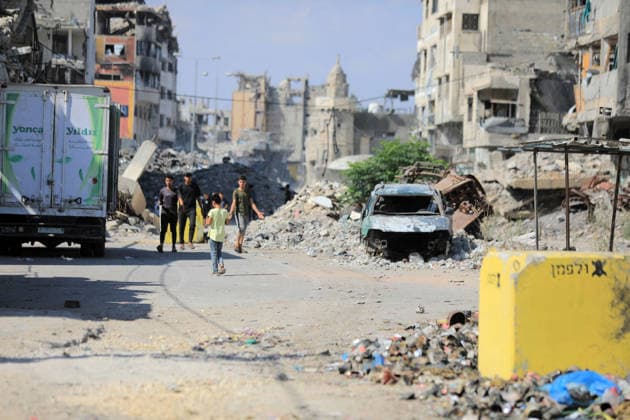 Yellow concrete blocks mark expanded Israeli-controlled area in Shujaiya Yellow concrete blocks are seen in the Shujaiya neighborhood east of Gaza City, Gaza Strip, on July 27, 2026, following an Israeli ground incursion into the area. Residents said Israeli forces placed the blocks to expand the area under their control along what is locally known as the Yellow Line, as the military operation left widespread destruction in residential neighborhoods. Photo by Bilal Osama apaimages Gaza city Gaza Strip Palestinian Territory 270726_Gaza_BO_01(2) Copyright: xapaimagesxBilalxOsamax xapaimagesx