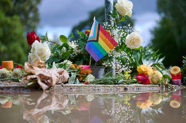 Im Berliner Tiergarten liegen Blumen und Beileidsbekundungen an einem der Tatorte im Berliner Tiergarten, zwei Tage nach dem Anschlag auf die Feiern des 48. Berliner Christopher Street Day (CSD) mit einer Toten und 29 teils schwer Verletzten (Foto vom 27.07.2026). Der Christopher Street Day in Berlin war in der Nacht zum Sonntag von einem mutmasslich islamistisch motivierten Anschlag erschuettert worden, als ein Mann mit einem Kastenwagen in eine Menschenmenge im Berliner Tiergarten fuhr und mit einer Stichwaffe auf weitere Passanten losging. (Siehe epd-Bericht vom 27.07.2026) EDITORIAL USE ONLY *** Flowers and messages of condolence have been left at one of the crime scenes in Berlin’s Tiergarten, two days after the attack on the celebrati Copyright: epd-bild ChristianxDitsch D26D0727TrauerCSDAnschlag101801