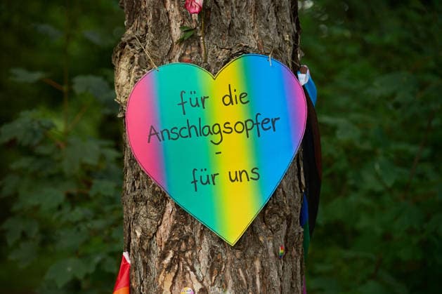 Im Berliner Tiergarten haengt ein Herz in Regenbogenfarbe und der Aufschrift fuer die Anschlagsopfer - fuer uns an einem der Tatorte, zwei Tage nach dem Anschlag auf die Feiern des 48. Berliner Christopher Street Day (CSD) mit einer Toten und 29 teils schwer Verletzten (Foto vom 27.07.2026). Der Christopher Street Day in Berlin war in der Nacht zum Sonntag von einem mutmasslich islamistisch motivierten Anschlag erschuettert worden, als ein Mann mit einem Kastenwagen in eine Menschenmenge im Berliner Tiergarten fuhr und mit einer Stichwaffe auf weitere Passanten losging. (Siehe epd-Bericht vom 27.07.2026) EDITORIAL USE ONLY *** In Berlin’s Tiergarten, a rainbow-colored heart with an inscription honoring the victims of the attack hangs for Copyright: epd-bild ChristianxDitsch D26D0727TrauerCSDAnschlag102711