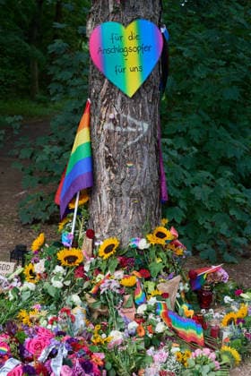 Im Berliner Tiergarten liegen Blumen und Beileidsbekundungen an einem der Tatorte im Berliner Tiergarten, zwei Tage nach dem Anschlag auf die Feiern des 48. Berliner Christopher Street Day (CSD) mit einer Toten und 29 teils schwer Verletzten (Foto vom 27.07.2026). Der Christopher Street Day in Berlin war in der Nacht zum Sonntag von einem mutmasslich islamistisch motivierten Anschlag erschuettert worden, als ein Mann mit einem Kastenwagen in eine Menschenmenge im Berliner Tiergarten fuhr und mit einer Stichwaffe auf weitere Passanten losging. (Siehe epd-Bericht vom 27.07.2026) EDITORIAL USE ONLY *** Flowers and messages of condolence have been left at one of the crime scenes in Berlin’s Tiergarten, two days after the attack on the celebrati Copyright: epd-bild ChristianxDitsch D26D0727TrauerCSDAnschlag102743