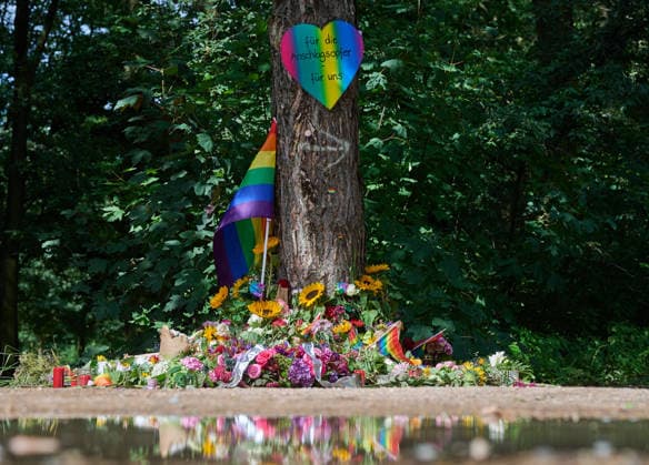 Im Berliner Tiergarten liegen Blumen und Beileidsbekundungen an einem der Tatorte im Berliner Tiergarten, zwei Tage nach dem Anschlag auf die Feiern des 48. Berliner Christopher Street Day (CSD) mit einer Toten und 29 teils schwer Verletzten (Foto vom 27.07.2026). Der Christopher Street Day in Berlin war in der Nacht zum Sonntag von einem mutmasslich islamistisch motivierten Anschlag erschuettert worden, als ein Mann mit einem Kastenwagen in eine Menschenmenge im Berliner Tiergarten fuhr und mit einer Stichwaffe auf weitere Passanten losging. (Siehe epd-Bericht vom 27.07.2026) EDITORIAL USE ONLY *** Flowers and messages of condolence have been left at one of the crime scenes in Berlin’s Tiergarten, two days after the attack on the celebrati Copyright: epd-bild ChristianxDitsch D26D0727TrauerCSDAnschlag103746