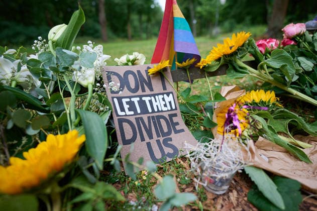 Im Berliner Tiergarten liegen Blumen und Beileidsbekundungen an einem der Tatorte im Berliner Tiergarten, zwei Tage nach dem Anschlag auf die Feiern des 48. Berliner Christopher Street Day (CSD) mit einer Toten und 29 teils schwer Verletzten (Foto vom 27.07.2026). Der Christopher Street Day in Berlin war in der Nacht zum Sonntag von einem mutmasslich islamistisch motivierten Anschlag erschuettert worden, als ein Mann mit einem Kastenwagen in eine Menschenmenge im Berliner Tiergarten fuhr und mit einer Stichwaffe auf weitere Passanten losging. (Siehe epd-Bericht vom 27.07.2026) EDITORIAL USE ONLY *** Flowers and messages of condolence have been left at one of the crime scenes in Berlin’s Tiergarten, two days after the attack on the celebrati Copyright: epd-bild ChristianxDitsch D26D0727TrauerCSDAnschlag110701