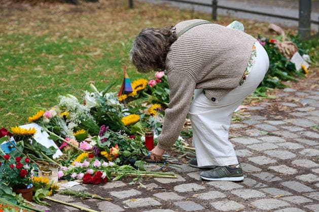 Menschen legen Blumen an den Tatort im Berliner Tiergarten und trauern zwei Tage nach dem Anschlag auf die Feiern des 48. Berliner Christopher Street Day (CSD) mit einer Toten und 29 teils schwer Verletzten (Foto vom 27.07.2026). Der Christopher Street Day in Berlin war in der Nacht zum Sonntag von einem mutmasslich islamistisch motivierten Anschlag erschuettert worden, als ein Mann mit einem Kastenwagen in eine Menschenmenge im Berliner Tiergarten fuhr und mit einer Stichwaffe auf weitere Passanten losging. (Siehe epd-Bericht vom 27.07.2026) EDITORIAL USE ONLY *** People lay flowers at the scene of the attack in Berlin’s Tiergarten and mourn two days after the attack on the celebrations for the 48th Berlin Christopher Street Day (CSD), whi Copyright: epd-bild ChristianxDitsch D26D0727TrauerCSDAnschlag111201
