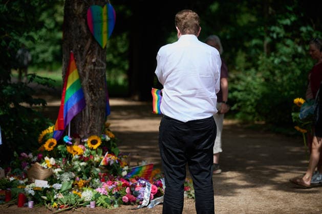 Menschen legen Blumen an den Tatort im Berliner Tiergarten und trauern zwei Tage nach dem Anschlag auf die Feiern des 48. Berliner Christopher Street Day (CSD) mit einer Toten und 29 teils schwer Verletzten. Der Christopher Street Day in Berlin war in der Nacht zum Sonntag von einem mutmasslich islamistisch motivierten Anschlag erschuettert worden, als ein Mann mit einem Kastenwagen in eine Menschenmenge im Berliner Tiergarten fuhr und mit einer Stichwaffe auf weitere Passanten losging. (Siehe epd-Bericht vom 27.07.2026) EDITORIAL USE ONLY *** People are laying flowers at the scene of the attack in Berlin’s Tiergarten and mourning two days after the attack on the celebrations for the 48th Berlin Christopher Street Day (CSD), which left one Copyright: epd-bild ChristianxDitsch D26D0727TrauerCSDAnschlag113340