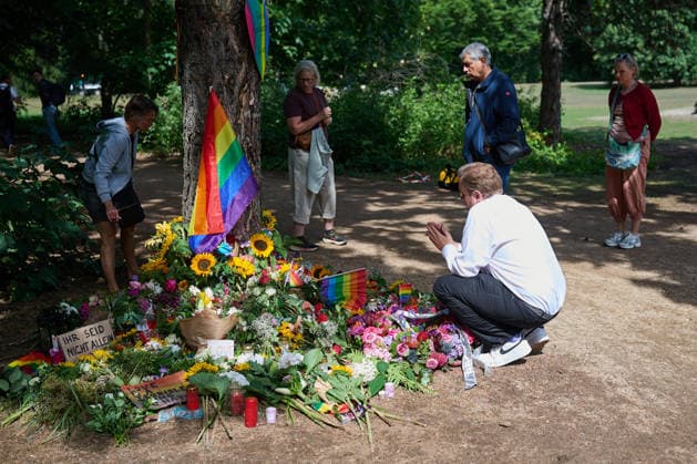 Menschen legen Blumen an den Tatort im Berliner Tiergarten und trauern zwei Tage nach dem Anschlag auf die Feiern des 48. Berliner Christopher Street Day (CSD) mit einer Toten und 29 teils schwer Verletzten (Foto vom 27.07.2026). Der Christopher Street Day in Berlin war in der Nacht zum Sonntag von einem mutmasslich islamistisch motivierten Anschlag erschuettert worden, als ein Mann mit einem Kastenwagen in eine Menschenmenge im Berliner Tiergarten fuhr und mit einer Stichwaffe auf weitere Passanten losging. (Siehe epd-Bericht vom 27.07.2026) EDITORIAL USE ONLY *** People lay flowers at the scene of the attack in Berlin’s Tiergarten and mourn two days after the attack on the celebrations for the 48th Berlin Christopher Street Day (CSD), whi Copyright: epd-bild ChristianxDitsch D26D0727TrauerCSDAnschlag113407