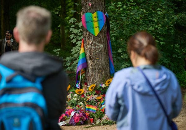 Menschen legen Blumen an den Tatort im Berliner Tiergarten und trauern zwei Tage nach dem Anschlag auf die Feiern des 48. Berliner Christopher Street Day (CSD) mit einer Toten und 29 teils schwer Verletzten (Foto vom 27.07.2026). Der Christopher Street Day in Berlin war in der Nacht zum Sonntag von einem mutmasslich islamistisch motivierten Anschlag erschuettert worden, als ein Mann mit einem Kastenwagen in eine Menschenmenge im Berliner Tiergarten fuhr und mit einer Stichwaffe auf weitere Passanten losging. (Siehe epd-Bericht vom 27.07.2026) EDITORIAL USE ONLY *** People lay flowers at the scene of the attack in Berlin’s Tiergarten and mourn two days after the attack on the celebrations for the 48th Berlin Christopher Street Day (CSD), whi Copyright: epd-bild ChristianxDitsch D26D0727TrauerCSDAnschlag113640