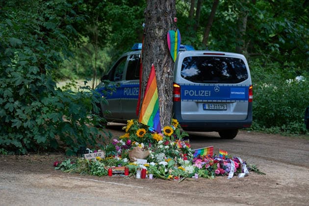 Im Berliner Tiergarten liegen Blumen und Beileidsbekundungen an einem der Tatorte im Berliner Tiergarten, zwei Tage nach dem Anschlag auf die Feiern des 48. Berliner Christopher Street Day (CSD) mit einer Toten und 29 teils schwer Verletzten (Foto vom 27.07.2026). Der Christopher Street Day in Berlin war in der Nacht zum Sonntag von einem mutmasslich islamistisch motivierten Anschlag erschuettert worden, als ein Mann mit einem Kastenwagen in eine Menschenmenge im Berliner Tiergarten fuhr und mit einer Stichwaffe auf weitere Passanten losging. (Siehe epd-Bericht vom 27.07.2026) EDITORIAL USE ONLY *** Flowers and messages of condolence have been left at one of the crime scenes in Berlin’s Tiergarten, two days after the attack on the celebrati Copyright: epd-bild ChristianxDitsch D26D0727TrauerCSDAnschlag113953