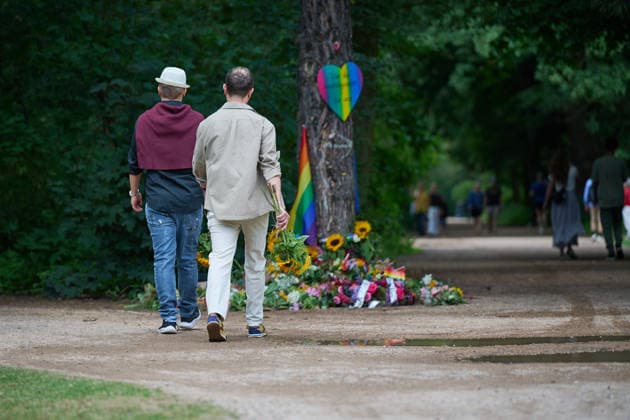 Menschen legen Blumen an den Tatort im Berliner Tiergarten und trauern zwei Tage nach dem Anschlag auf die Feiern des 48. Berliner Christopher Street Day (CSD) mit einer Toten und 29 teils schwer Verletzten (Foto vom 27.07.2026). Der Christopher Street Day in Berlin war in der Nacht zum Sonntag von einem mutmasslich islamistisch motivierten Anschlag erschuettert worden, als ein Mann mit einem Kastenwagen in eine Menschenmenge im Berliner Tiergarten fuhr und mit einer Stichwaffe auf weitere Passanten losging. (Siehe epd-Bericht vom 27.07.2026) EDITORIAL USE ONLY *** People lay flowers at the scene of the attack in Berlin’s Tiergarten and mourn two days after the attack on the celebrations for the 48th Berlin Christopher Street Day (CSD), whi Copyright: epd-bild ChristianxDitsch D26D0727TrauerCSDAnschlag114121