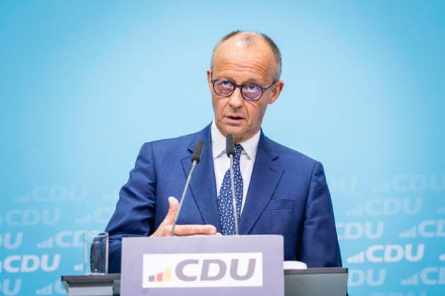 Friedrich Merz, Bundeskanzler und Parteivorsitzender der CDU, spricht zu den Medien in Berlin, 27.07.2026. Berlin Deutschland *** Friedrich Merz, Federal Chancellor and CDU Party Chairman, speaks to the media in Berlin, July 27, 2026, Berlin, Germany Copyright: xJulianexSonntagx