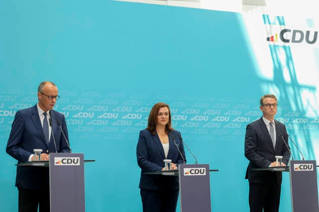 Bundeskanzler und Parteivorsitzender der CDU Friedrich Merz, Franziska Hoppermann und Carsten Linnemann nach CDU Gremiensitzungen im Konrad Adenauer Haus am 27.07.26 in Berlin Friedrich Merz, Franziska Hoppermann und Carsten Linnemann bei Pressekonferenz in Berlin *** Federal Chancellor and CDU Party Chairman Friedrich Merz, Franziska Hoppermann, and Carsten Linnemann after CDU committee meetings at the Konrad Adenauer House on July 27, 2026, in Berlin; Friedrich Merz, Franziska Hoppermann, and Carsten Linnemann at a press conference in Berlin