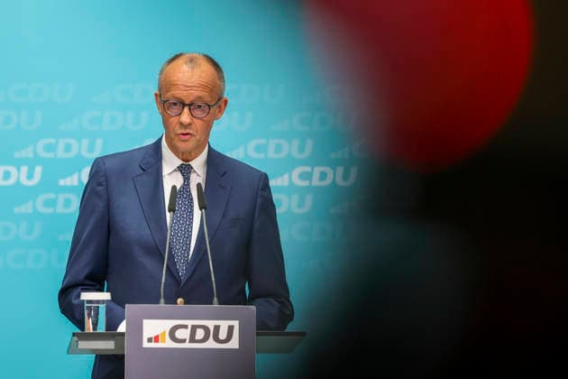 Bundeskanzler und Parteivorsitzender der CDU Friedrich Merz nach CDU Gremiensitzungen im Konrad Adenauer Haus am 27.07.26 in Berlin Friedrich Merz, Franziska Hoppermann und Carsten Linnemann bei Pressekonferenz in Berlin *** Federal Chancellor and CDU Party Chairman Friedrich Merz after CDU committee meetings at the Konrad Adenauer House on July 27, 2026, in Berlin; Friedrich Merz, Franziska Hoppermann, and Carsten Linnemann at a press conference in Berlin