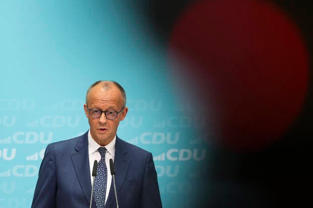 Bundeskanzler und Parteivorsitzender der CDU Friedrich Merz nach CDU Gremiensitzungen im Konrad Adenauer Haus am 27.07.26 in Berlin Friedrich Merz, Franziska Hoppermann und Carsten Linnemann bei Pressekonferenz in Berlin *** Federal Chancellor and CDU Party Chairman Friedrich Merz after CDU committee meetings at the Konrad Adenauer House on July 27, 2026, in Berlin; Friedrich Merz, Franziska Hoppermann, and Carsten Linnemann at a press conference in Berlin