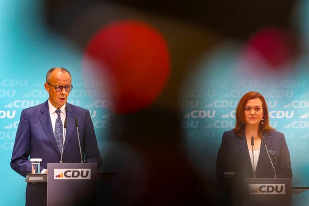 Bundeskanzler und Parteivorsitzender der CDU Friedrich Merz,und Franziska Hoppermann nach CDU Gremiensitzungen im Konrad Adenauer Haus am 27.07.26 in Berlin Friedrich Merz, Franziska Hoppermann und Carsten Linnemann bei Pressekonferenz in Berlin *** Federal Chancellor and CDU Party Chairman Friedrich Merz, and Franziska Hoppermann after CDU committee meetings at the Konrad Adenauer House on July 27, 2026, in Berlin; Friedrich Merz, Franziska Hoppermann, and Carsten Linnemann at a press conference in Berlin