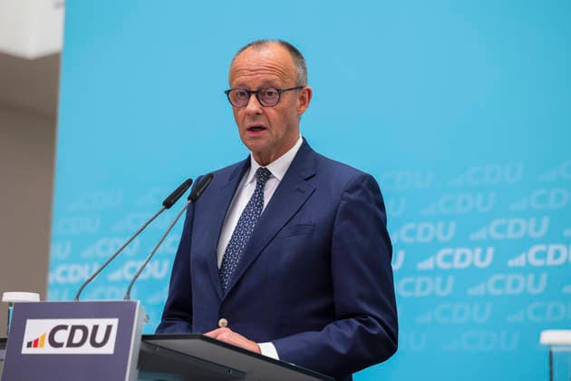 Bundeskanzler und Parteivorsitzender der CDU Friedrich Merz nach CDU Gremiensitzungen im Konrad Adenauer Haus am 27.07.26 in Berlin Friedrich Merz, Franziska Hoppermann und Carsten Linnemann bei Pressekonferenz in Berlin *** Federal Chancellor and CDU Party Chairman Friedrich Merz after CDU committee meetings at the Konrad Adenauer House on July 27, 2026, in Berlin; Friedrich Merz, Franziska Hoppermann, and Carsten Linnemann at a press conference in Berlin