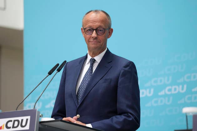 Bundeskanzler und Parteivorsitzender der CDU Friedrich Merz nach CDU Gremiensitzungen im Konrad Adenauer Haus am 27.07.26 in Berlin Friedrich Merz, Franziska Hoppermann und Carsten Linnemann bei Pressekonferenz in Berlin *** Federal Chancellor and CDU Party Chairman Friedrich Merz after CDU committee meetings at the Konrad Adenauer House on July 27, 2026, in Berlin; Friedrich Merz, Franziska Hoppermann, and Carsten Linnemann at a press conference in Berlin
