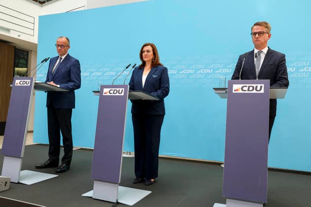 Bundeskanzler und Parteivorsitzender der CDU Friedrich Merz, Franziska Hoppermann und Carsten Linnemann nach CDU Gremiensitzungen im Konrad Adenauer Haus am 27.07.26 in Berlin Friedrich Merz, Franziska Hoppermann und Carsten Linnemann bei Pressekonferenz in Berlin *** Federal Chancellor and CDU Party Chairman Friedrich Merz, Franziska Hoppermann, and Carsten Linnemann after CDU committee meetings at the Konrad Adenauer House on July 27, 2026, in Berlin; Friedrich Merz, Franziska Hoppermann, and Carsten Linnemann at a press conference in Berlin