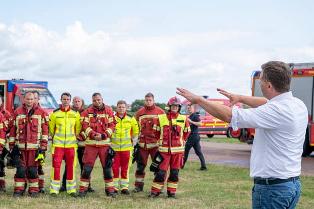 Sven Schulze besucht Feuerwehr EUR, Deutschland, Dessau, 27.07.2026: Gruppenfoto mit der Berufsfeuerwehr und der Freiwilligen Feuerwehr Dessau auf dem Übungsplatz Flugfeld in Dessau. Sven Schulze (CDU) Ministerpräsident von Sachsen-Anhalt besucht einen Einsatztag der Berufsfeuerwehr Dessau-Roßlau. *** Sven Schulze visits the fire department in EUR, Germany, Dessau, July 27, 2026 Group photo with the Dessau Professional Fire Department and the Dessau Volunteer Fire Department at the Flugfeld training ground in Dessau Sven Schulze, CDU Minister President of Saxony-Anhalt, visits a day of operations at the Dessau-Roßlau Professional Fire Department