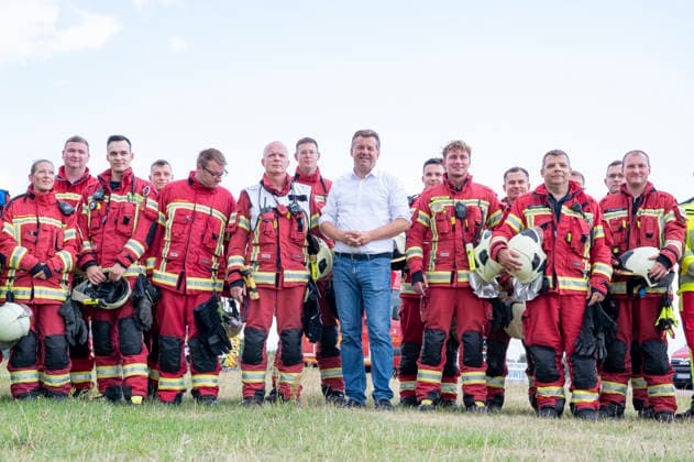 Sven Schulze besucht Feuerwehr EUR, Deutschland, Dessau, 27.07.2026: Gruppenfoto mit der Berufsfeuerwehr und der Freiwilligen Feuerwehr Dessau auf dem Übungsplatz Flugfeld in Dessau. Sven Schulze (CDU) Ministerpräsident von Sachsen-Anhalt besucht einen Einsatztag der Berufsfeuerwehr Dessau-Roßlau. *** Sven Schulze visits the fire department in EUR, Germany, Dessau, July 27, 2026 Group photo with the Dessau Professional Fire Department and the Dessau Volunteer Fire Department at the Flugfeld training ground in Dessau Sven Schulze, CDU Minister President of Saxony-Anhalt, visits a day of operations at the Dessau-Roßlau Professional Fire Department