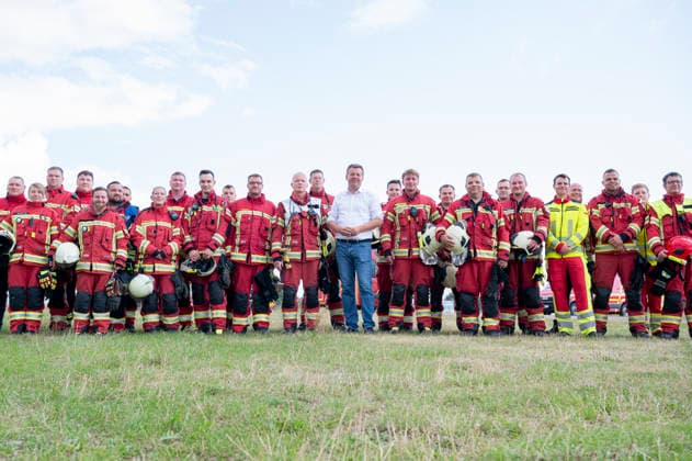 Sven Schulze besucht Feuerwehr EUR, Deutschland, Dessau, 27.07.2026: Gruppenfoto mit der Berufsfeuerwehr und der Freiwilligen Feuerwehr Dessau auf dem Übungsplatz Flugfeld in Dessau. Sven Schulze (CDU) Ministerpräsident von Sachsen-Anhalt besucht einen Einsatztag der Berufsfeuerwehr Dessau-Roßlau. *** Sven Schulze visits the fire department in EUR, Germany, Dessau, July 27, 2026 Group photo with the Dessau Professional Fire Department and the Dessau Volunteer Fire Department at the Flugfeld training ground in Dessau Sven Schulze, CDU Minister President of Saxony-Anhalt, visits a day of operations at the Dessau-Roßlau Professional Fire Department